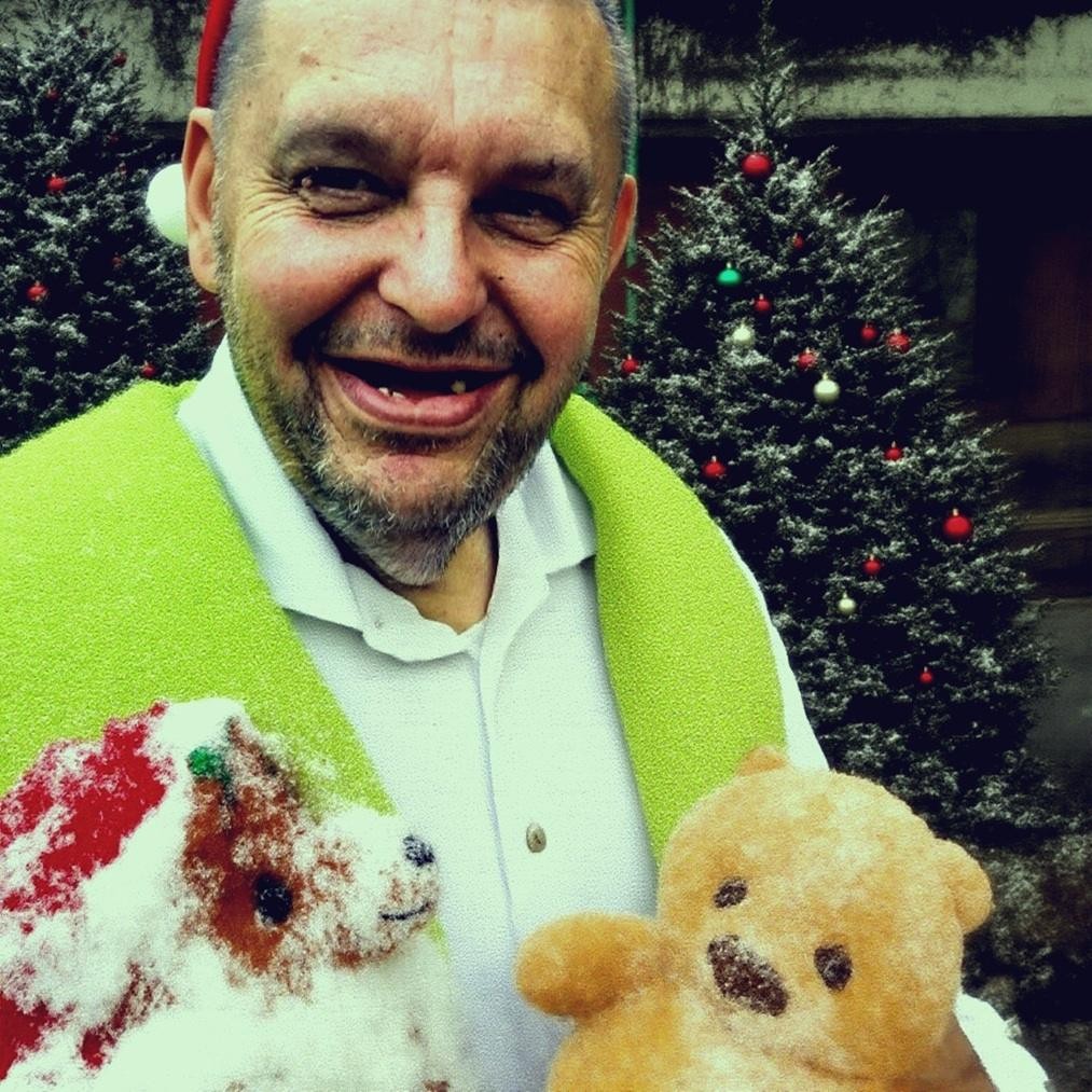 Krzysztof Kononowicz w swoim naturalnym otoczeniu, uchwycony w autentycznym, niepozowanym kadrze.