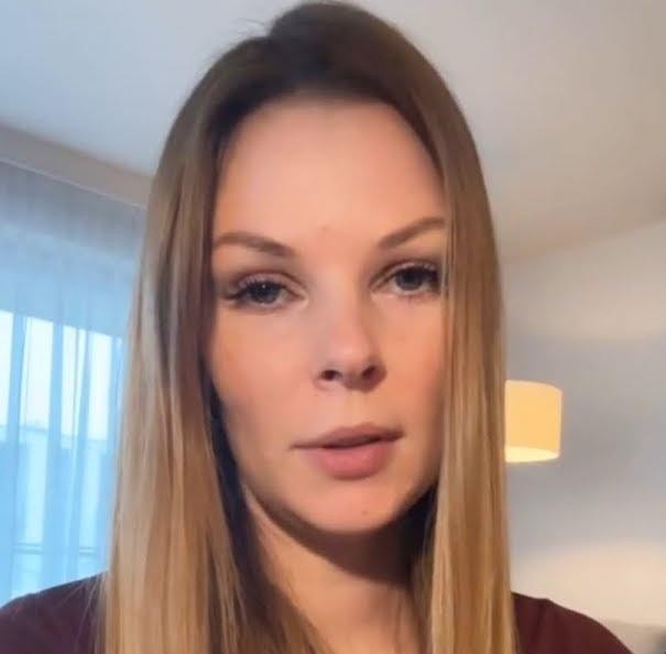 Małgorzata Tomaszewska w studiu telewizyjnym, uśmiecha się w trakcie pracy nad programem.