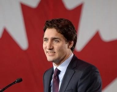Justin Trudeau w interakcji z obywatelami Kanady podczas wydarzenia publicznego.