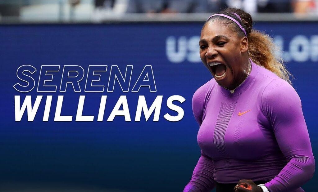 Serena Williams w akcji na korcie tenisowym, dynamiczna poza, skupiona na grze.