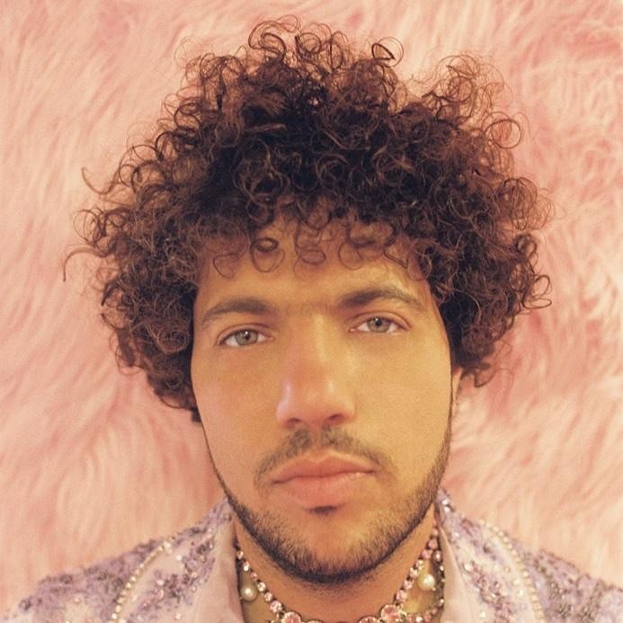 Benny Blanco korzystający z Instagrama, świat cyfrowy.