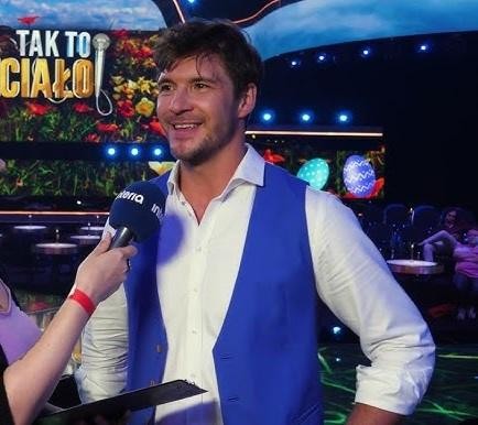Mikołaj Roznerski z synem Antonim w ciepłej, rodzinnej scenerii.