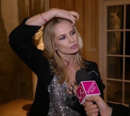 Magdalena Cielecka w trakcie występu teatralnego.