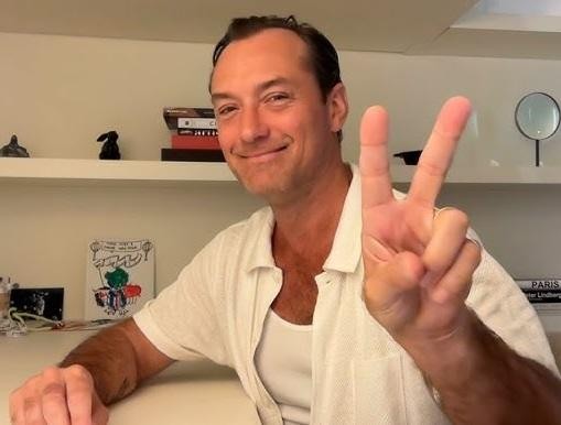Jude Law w dynamicznej scenie filmowej, w roli postaci o złożonym charakterze, z sugestywnym oświetleniem podkreślającym emocje.
