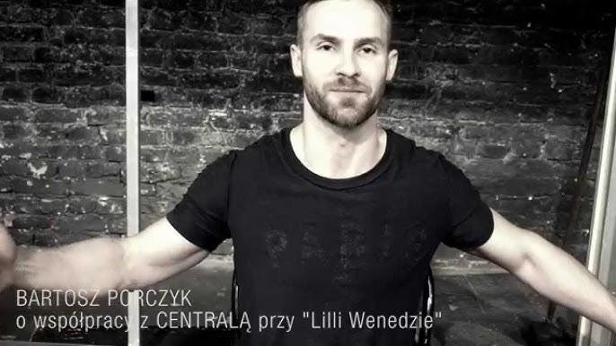 Bartosz Porczyk podczas intensywnego występu teatralnego.