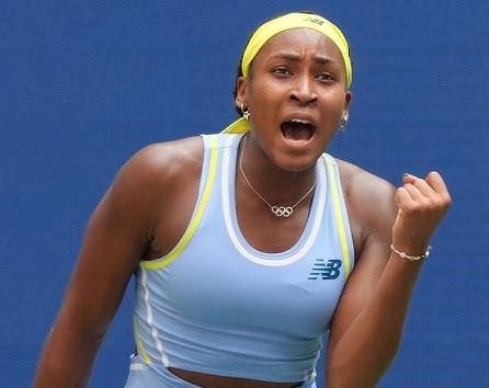 Coco Gauff podczas treningu tenisowego, uderza forhend, skupiona na technice.