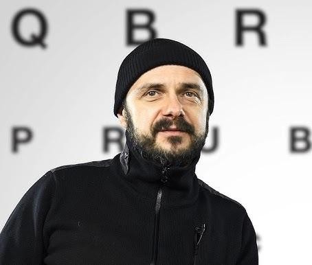 Arkadiusz Jakubik podczas występu z zespołem Dr Misio.