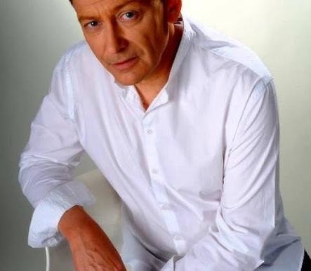 Jacek Borkowski podczas próby teatralnej lub pracy na planie zdjęciowym.