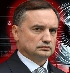 Zbigniew Ziobro podczas pracy w gabinecie politycznym lub parlamentarnym.