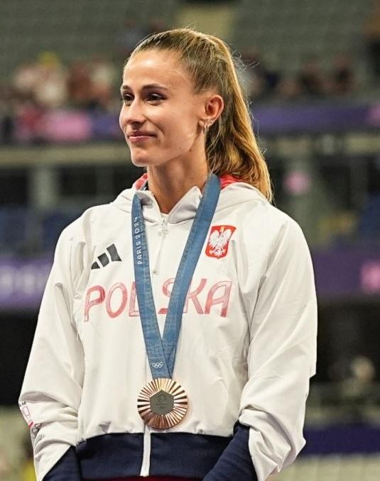 Zbliżenie na twarz Natalii Bukowieckiej podczas biegu, skupienie i determinacja.