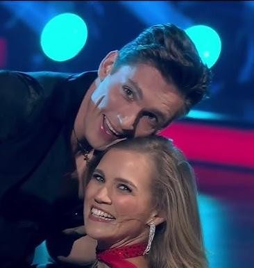 Agnieszka Kaczorowska w trakcie ćwiczeń tanecznych w sali treningowej