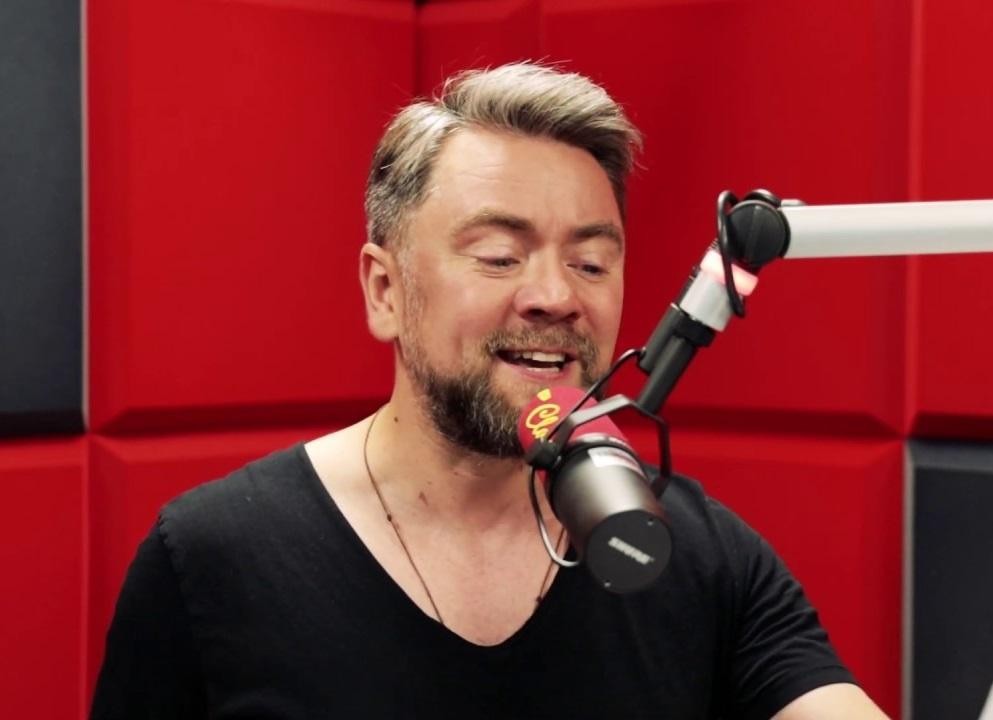 Kuba Badach w studiu nagraniowym podczas pracy nad muzyką.