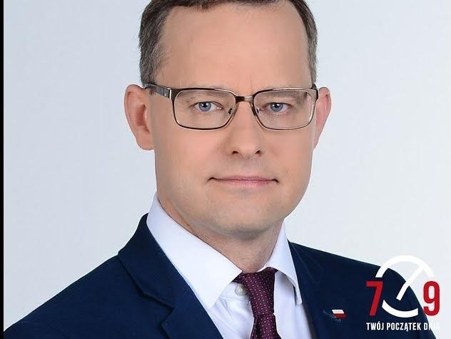 Scena prawnicza lub sądowa w tle, nawiązująca do pracy w wymiarze sprawiedliwości.