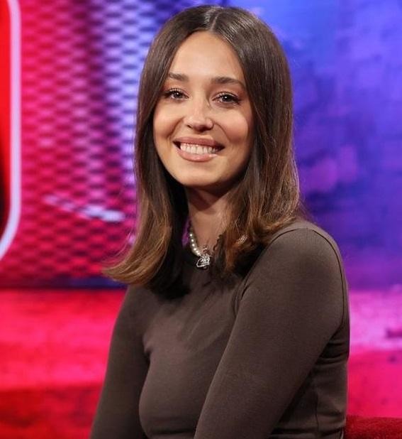 Iza Krzan podczas przerwy w pracy w studiu telewizyjnym, uśmiechnięta i naturalna.