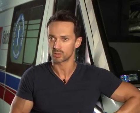 Rafał Cieszyński na planie filmowym lub w studiu telewizyjnym.