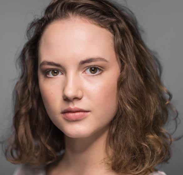 Martyna Byczkowska w naturalnym ujęciu, uchwycona podczas pracy na planie