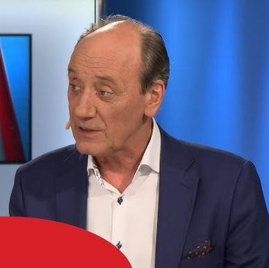 Dynamiczne ujęcie meczu piłki nożnej z widoczną akcją na boisku.
