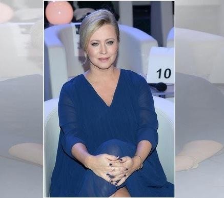 Agnieszka Wagner w naturalnym otoczeniu, uchwycona w chwili relaksu, sugerująca jej zainteresowania podróżami i sztuką.