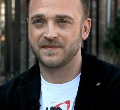 Mateusz Gessler podczas pracy w kuchni restauracyjnej, prezentujący swoje umiejętności kulinarne.