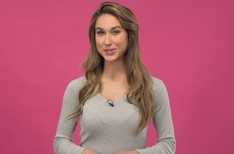 Ida Nowakowska w studiu telewizyjnym, w trakcie prowadzenia programu, energiczna i uśmiechnięta.