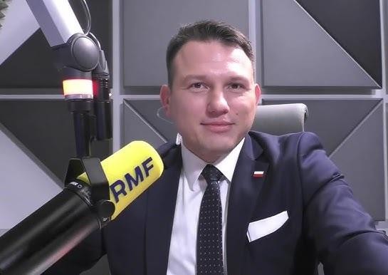 Sławomir Mentzen w nowoczesnym gabinecie, podkreślający jego rolę polityka, przedsiębiorcy i kandydata na prezydenta.