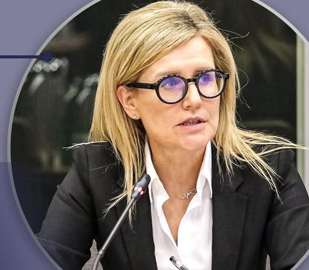 Symboliczna dłoń prokuratora trzymająca dokument prawny, nawiązująca do walki o sprawiedliwość i wyzwań zawodowych.