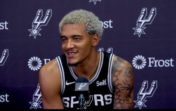 Jeremy Sochan, gracz San Antonio Spurs, w akcji podczas meczu NBA