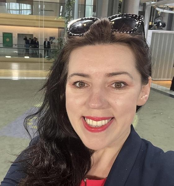 Dominika Ćosić, polska dziennikarka i pisarka, w profesjonalnym ujęciu.