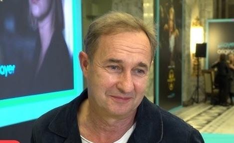Marek Kalita podczas pracy nad spektaklem teatralnym, skupiony na scenariuszu.