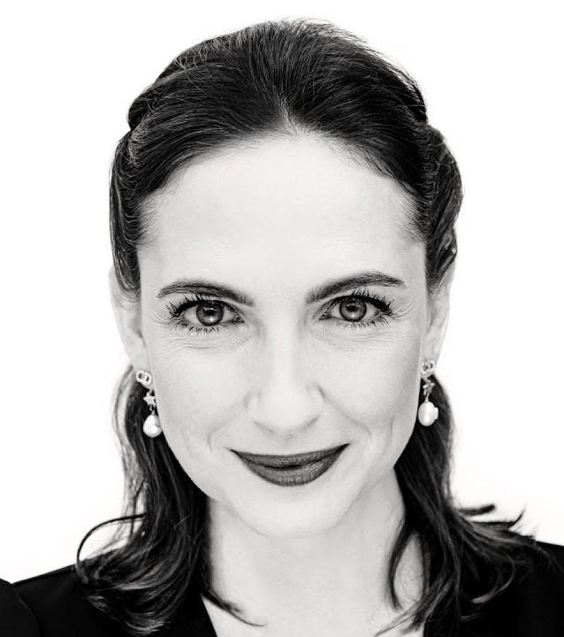Anna Cieślak podczas pracy na planie filmowym lub scenie teatralnej, w trakcie aktu twórczego.