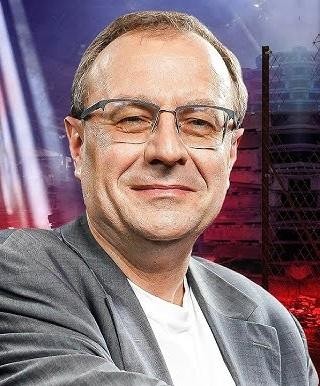 Profesor Antoni Dudek wśród książek i dokumentów historycznych, ilustracja w artykule.