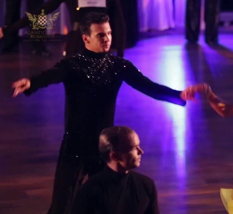 Albert Kosiński w trakcie występu tanecznego w programie