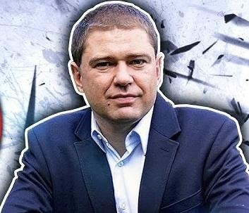 Dłonie Piotra Szumlewicza w trakcie pracy