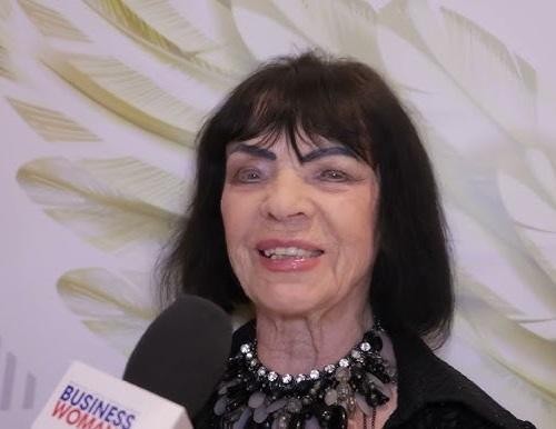 Sława Przybylska podczas występu na scenie, śpiewająca z pasją.