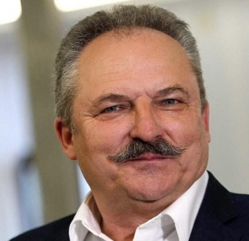 Marek Jakubiak przemawia na forum publicznym, łącząc doświadczenie polityczne z dziedzictwem polskiego browarnictwa.