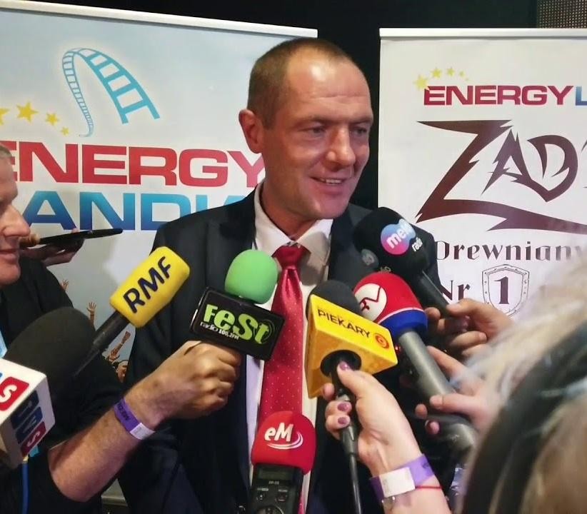 Marek Goczał nadzorujący park rozrywki Energylandia, z elementami nawiązującymi do jego kariery rajdowej.