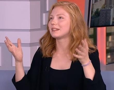 Edyta Torhan w teatralnym otoczeniu, w trakcie próby lub za kulisami.