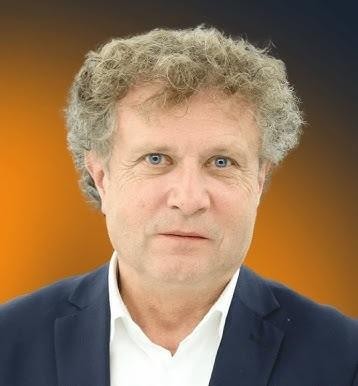 Jacek Karnowski w pracy jako poseł i sekretarz stanu, analizujący dokumenty związane z polityką regionalną i funduszami.