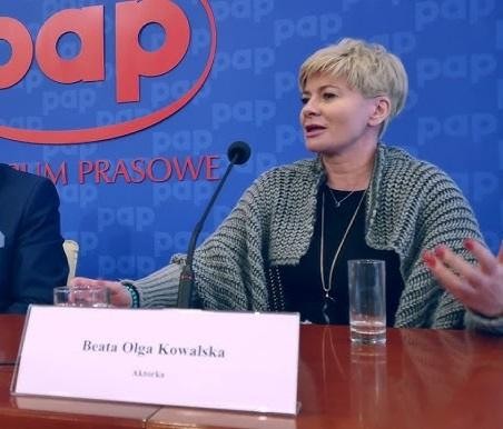 Beata Olga Kowalska podczas próby teatralnej lub występu.