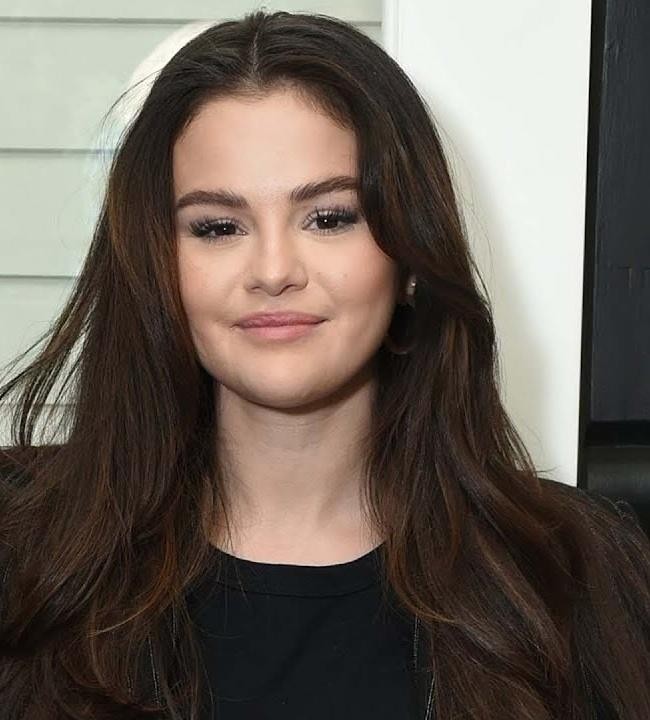 Selena Gomez występująca na scenie podczas koncertu
