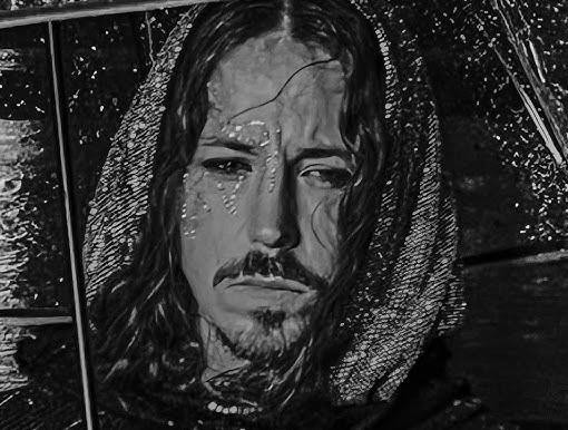 Michał Szpak w trakcie energicznego występu na scenie, pokazujący swoją pasję i wyrazisty styl.