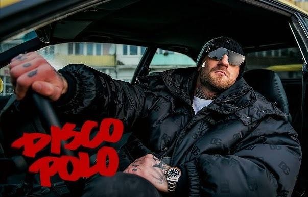 Kizo, polski raper, w dynamicznym ujęciu podczas pracy twórczej w studiu nagraniowym.
