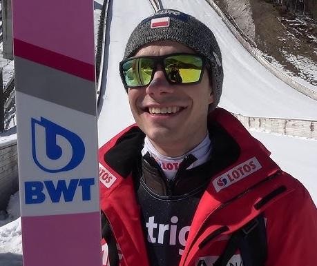 Jakub Wolny podczas treningu skoków narciarskich.