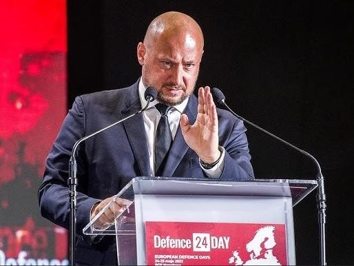 Jacek Siewiera podczas pracy w placówce medycznej lub podczas spotkania strategicznego.